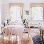 Isännänhuoneen kabinettiin sopii jopa 25 vierasta. Valoisa kabinetti