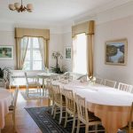 Isännänhuoneen kabinetti toimii myös workshop-tilana. Valoisa kabinetti