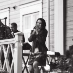 Bilebändi Welmu kartanon puutarhassa. Bändi puutarhassa esiintymässä.