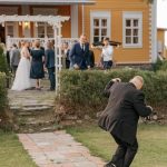 Kartanon puutarhassa on tilaa juhlia. Kartanon puutarhan juhlatunnelmia.