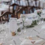 Juhlasalin pitkiin pöytiin sopii 10 vierasta. Juhlasalin kattauksia.