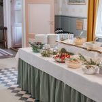 Juhlamenut suunnitellaan parin toiveiden mukaisesti, kauden raaka-aineita hyödyntäen. Buffet-pöydän herkkuja.