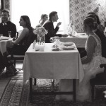 Kartanon juhlasaliin sopii parille oma pöytä salin päätyyn. Hääjuhlat kartanolla.