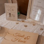 Kartanon yleisissä tiloissa on runsaasti tilaa erilaisille koristeluille. Vieraskirja pöydällä