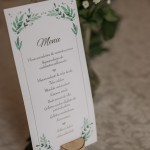 Hääpari voi suunnitella omien juhliensa näköiset koristeet kartanon tiloihin. Menukortti pöydällä