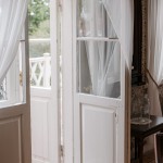 Juhlasalista pääsee suoraan kartanon puutarhaan. Avoin ovi puutarhaan.