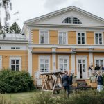 Kartanon puutarha sopii myös jaloitteluun juhlien lomassa. Kartanon puutarhaa