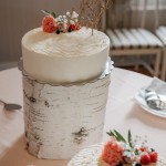 Hääkakut keittiömestarimme käsialaa. Kakkuja pöydällä.