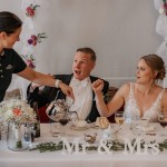 Ammattitaitoinen henkilökuntamme huolehtii juhlapäivän sujuvuudesta. Tarjoilija tarjoilee kahvia.