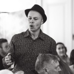 Juhlasali tarjoaa yhtenäisen tilan 60 vieraalle. Ilja Teppo esiintymässä kartanon juhlasalissa.