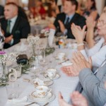 Kartanon juhlasalin lämminhenkinen tunnelma Juhlasalin tunnelmaa