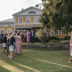 Kartanon puutarhassa juhlii isompikin ryhmä upeissa puitteissa. Juhlatunnelmaa kartanon puutarhassa