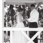 Pari kiinnittämässä nimilaattaa Tuuli-huvimajaan. Nimilaatta Tuuli-huvimajaan.