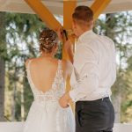 Yhtenä häiden ohjelmanumerona juhlapäivän nimikyltin kiinnittäminen Tuuli-huvimajaan. Hääpäivän nimikyltti Tuuli-huvimajaan