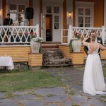 Häävalssi kartanon puutarhassa ja bändi esiintymässä kartanon puutarhaterassilla. Pari tanssimassa puutarhassa.