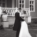 Häävalssin voi tanssia esimerkiksi kartanon puutarhassa Tanssia puutarhassa